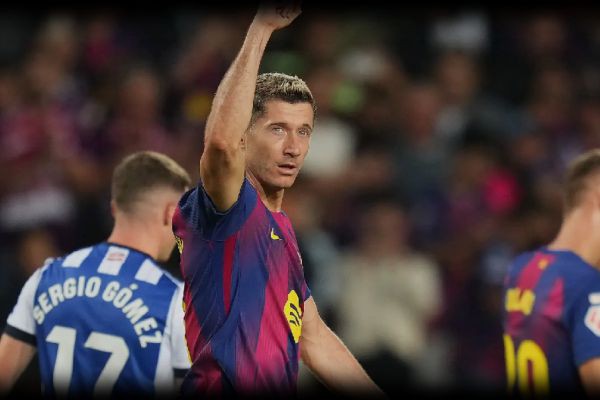 يسير عكس رغبة ليفاندوفسكي.. قرار مفاجئ من الإدارة!