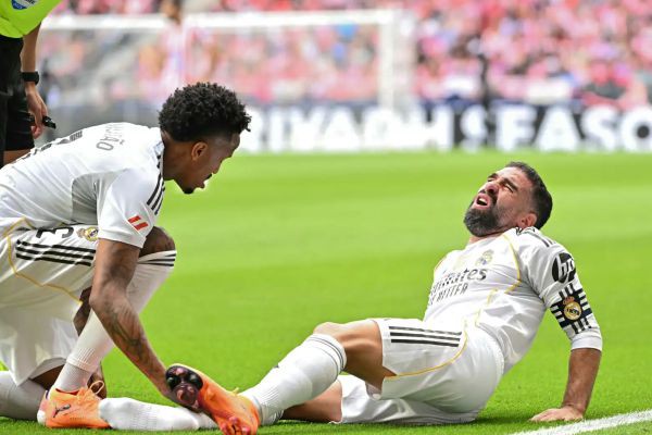 تقرير طبي يُقلق ريال مدريد: داني كارفاخال يغادر الملاعب حتى مطلع 2026 بعد جراحة ناجحة..