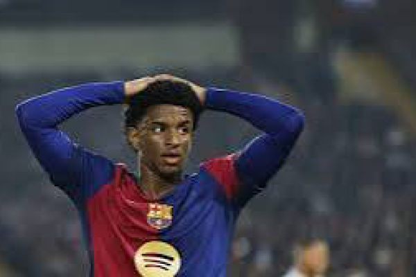 بالدي يعود للتدريبات في برشلونة.. والحذر يسيطر على قراره بالمشاركة