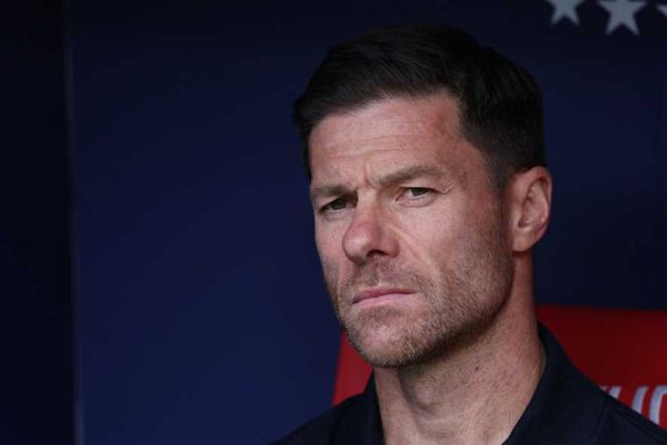 تحدي الصدارة والهدوء: ألونسو يرفض الاشتباك مع برشلونة قبل "اختبار المشروع" في الكلاسيكو..